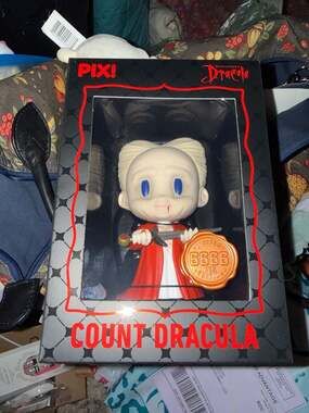 Bram Stoker's Dracula Count Dracula in Gown Pix! Vinyl Figure